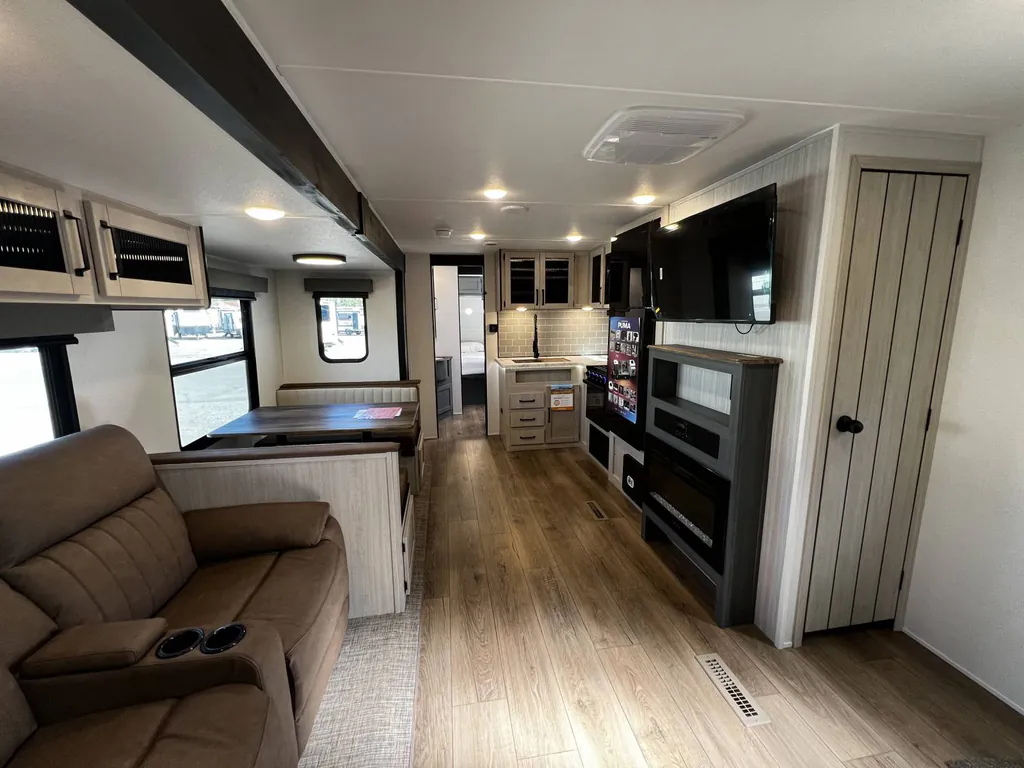 2027 Palomino Puma 337BH, Photos photo 5