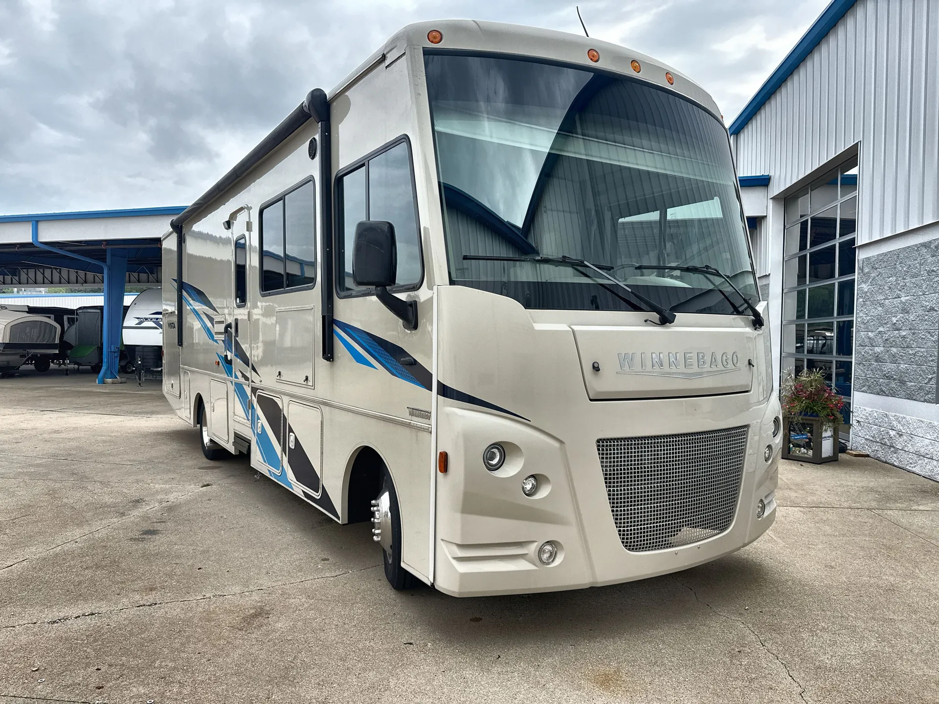 2019 Winnebago Vista 31B - Photo 2