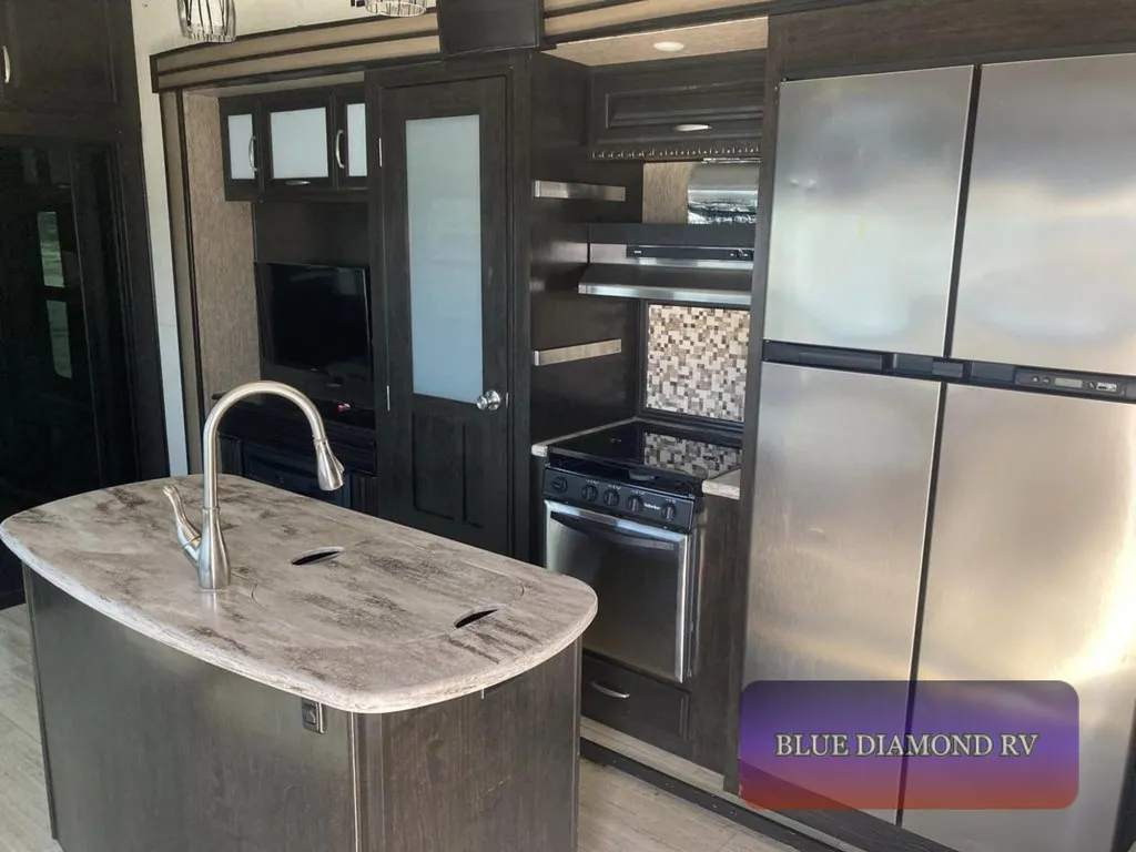2016 Grand Design Momentum 380TH, Photos photo 9