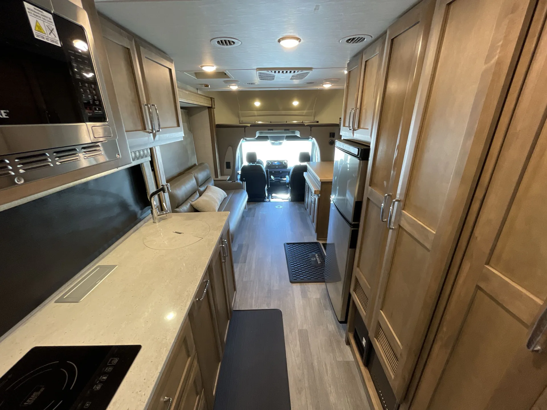 2023 Tiffin Wayfarer 25 JW — living area main