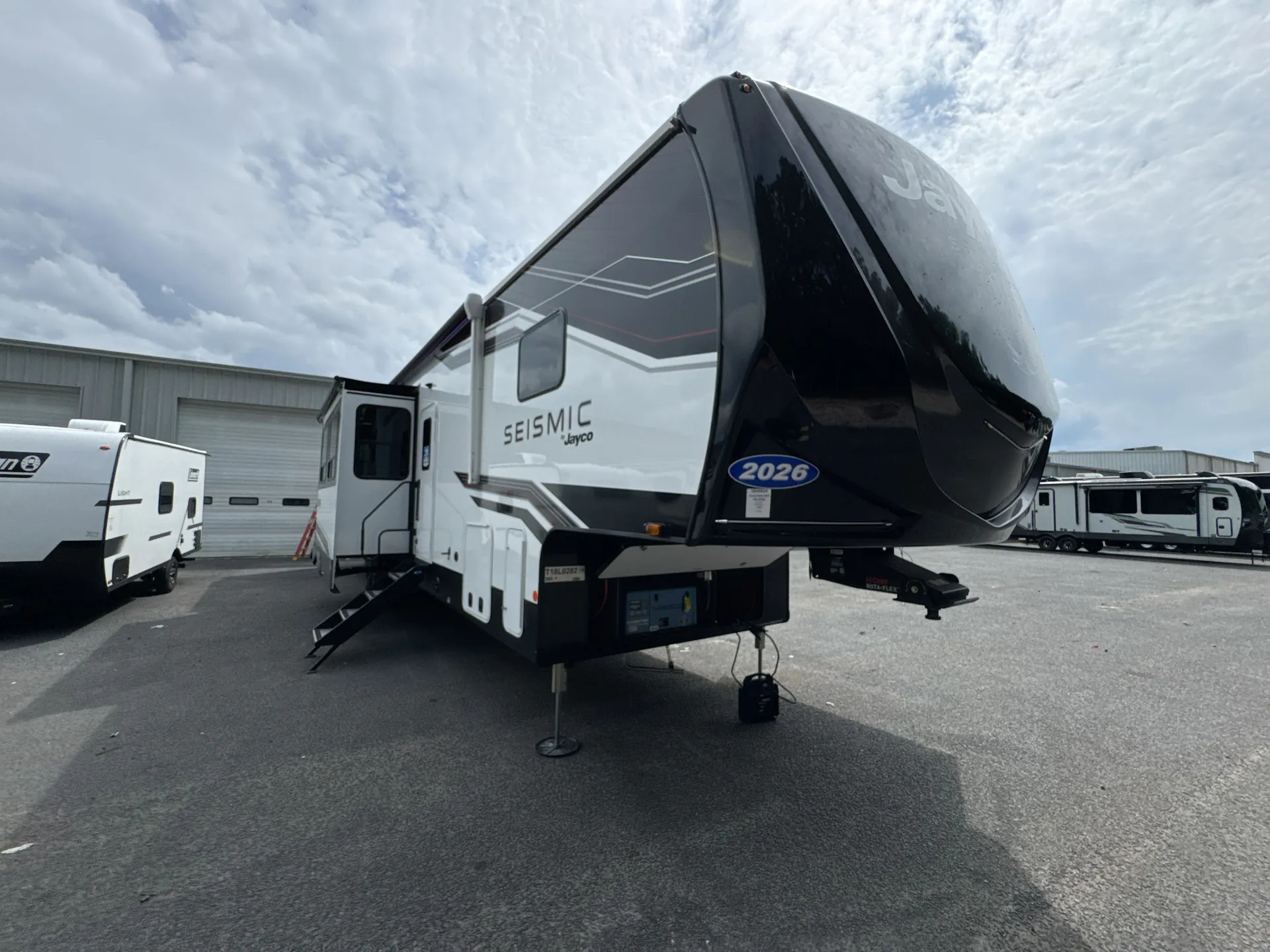 2026 Jayco Seismic 395 - Photo 2