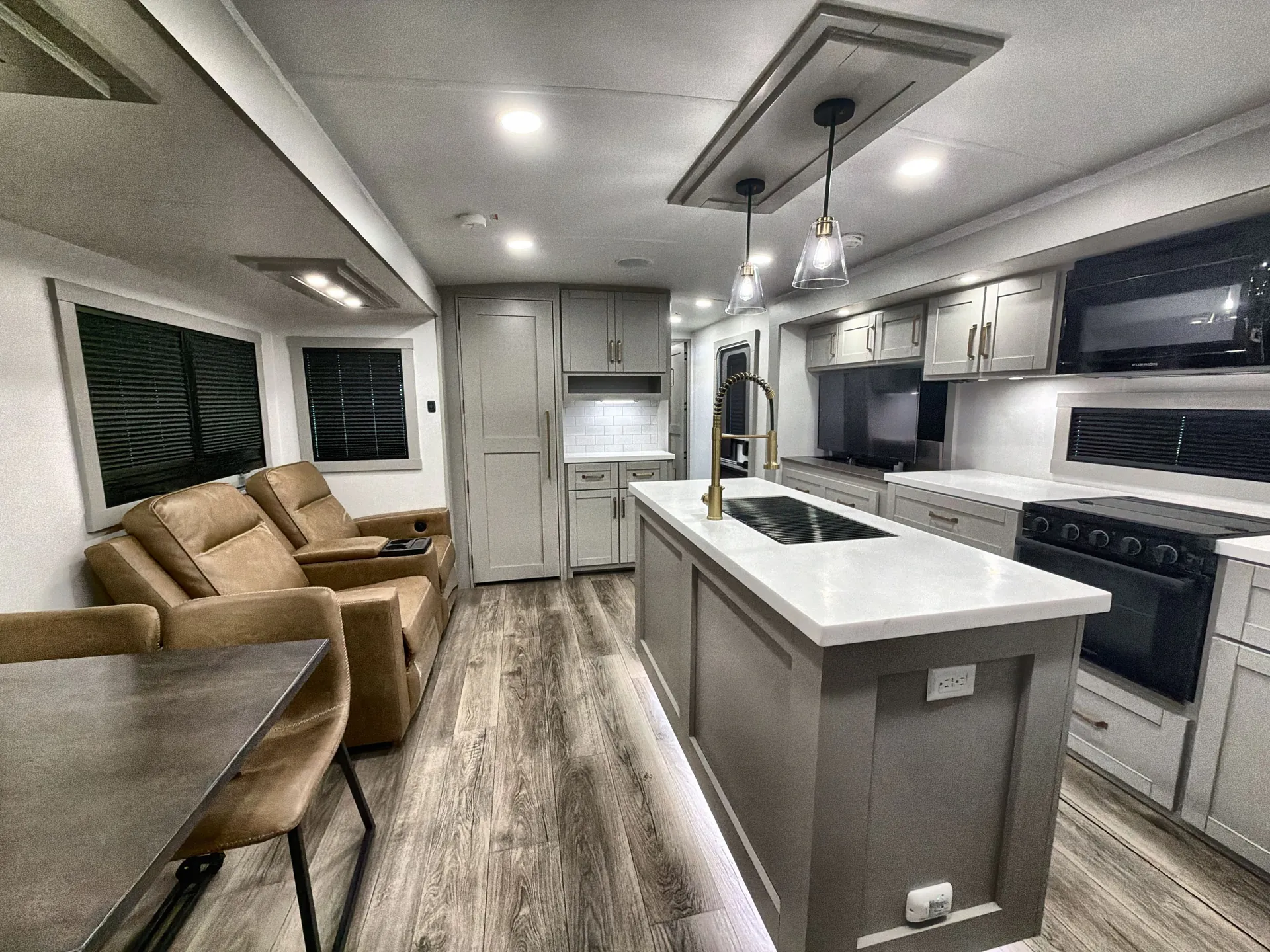 2025 Brinkley Model Z AIR 285 — living area main