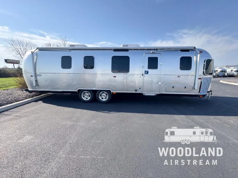 2026 Airstream Classic 33FB - Photo 3