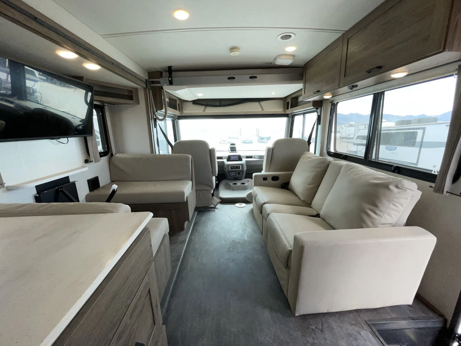 2024 Winnebago Vista 33K — living area main