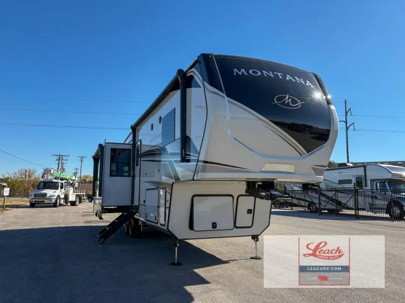 2025 Keystone Montana 3123RL - Photo 2
