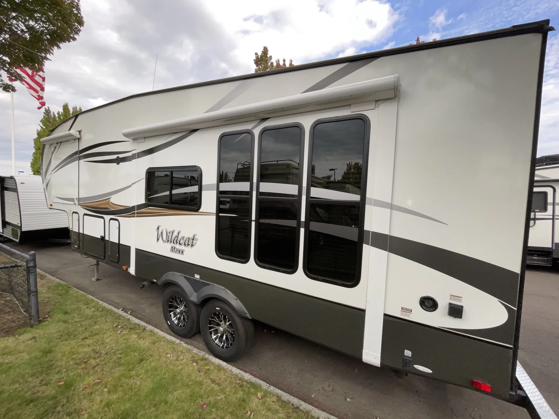 2015 Forest River Wildcat Maxx 282RKX — off campside