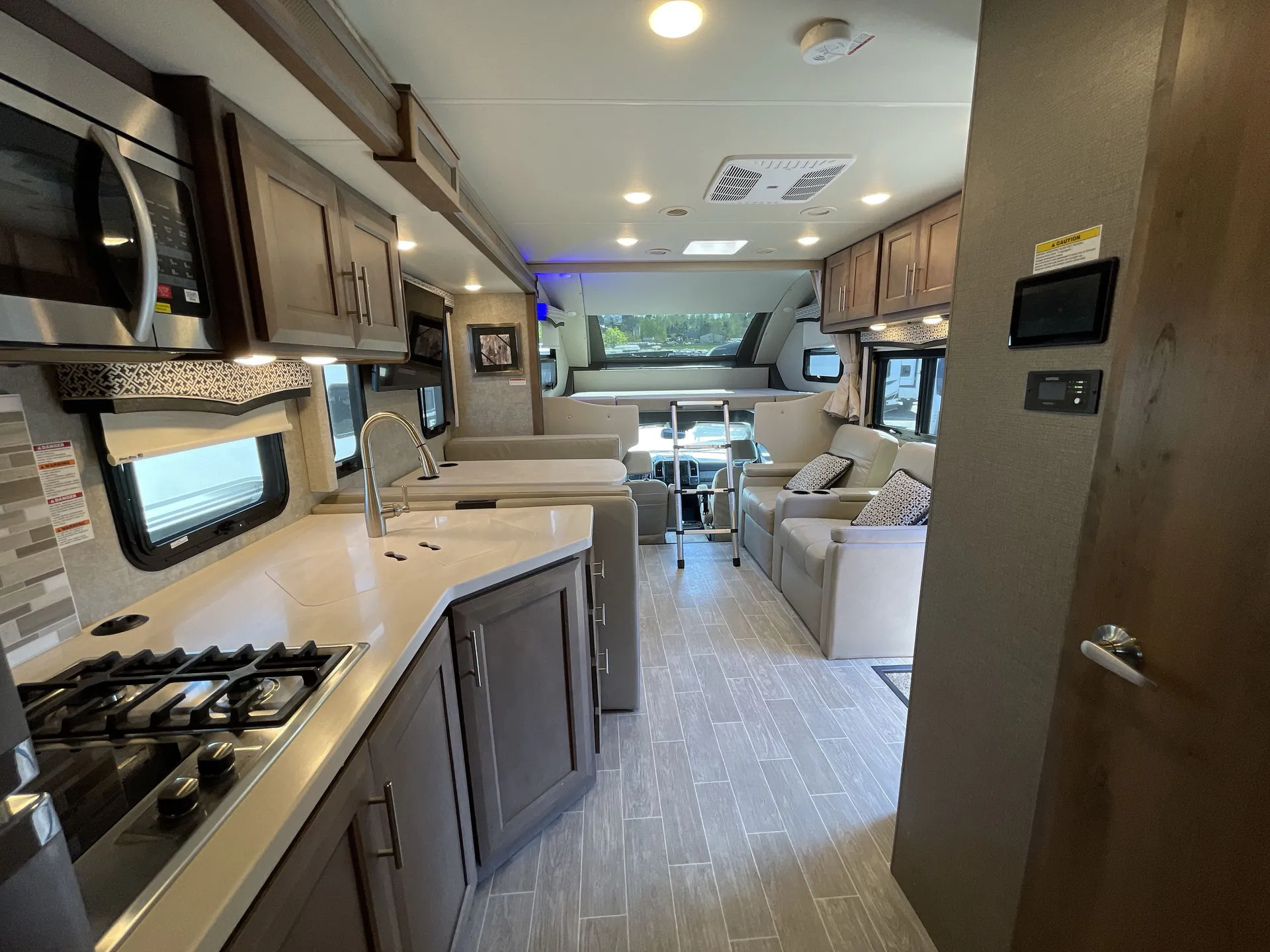 2022 Thor Motor Coach Omni XG32 — living area main