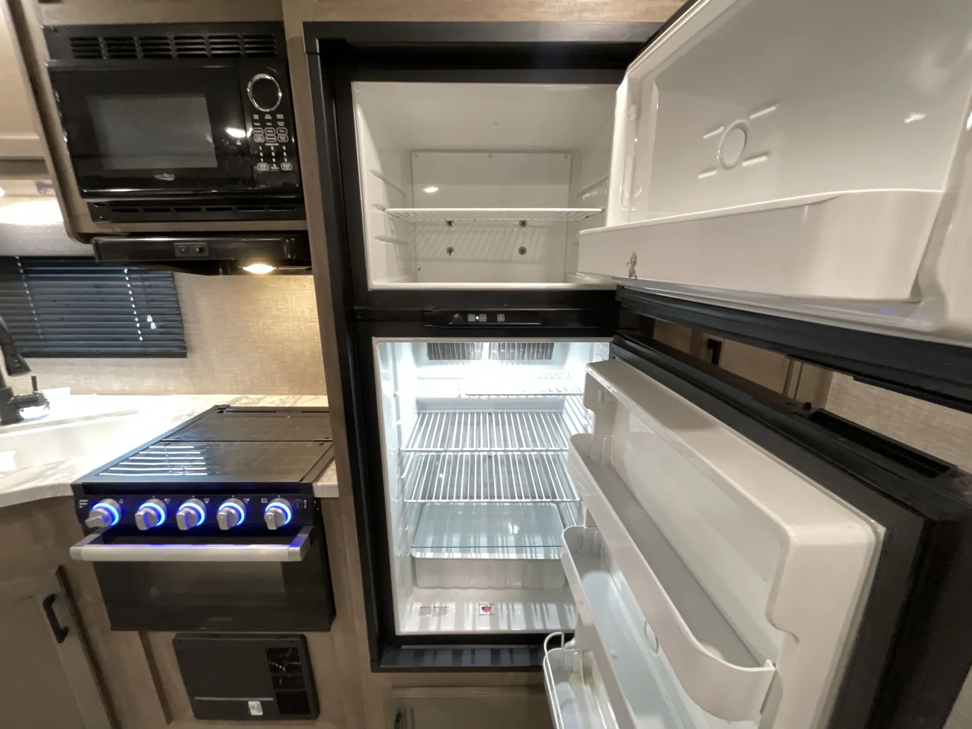2023 Jayco Jay Flight 324BDS — living area main