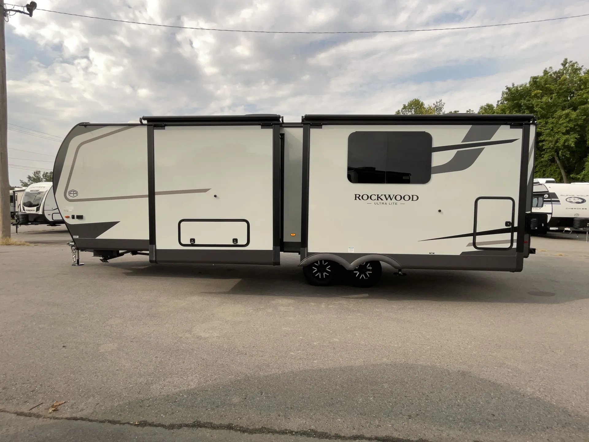 2027 Forest River Rockwood Ultra Lite 2711RK — campside