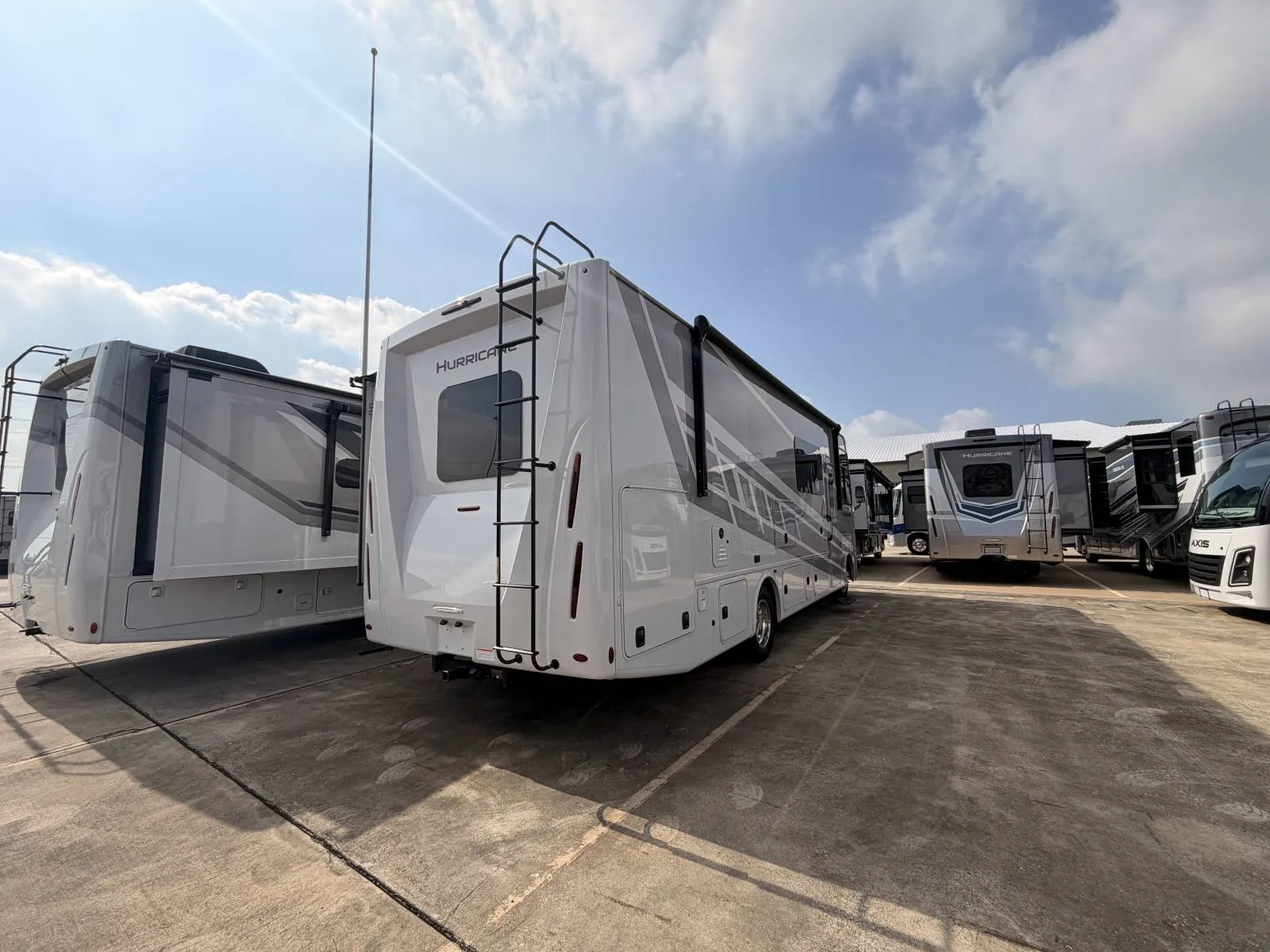2027 Thor Motor Coach Hurricane 29L - Photo 4