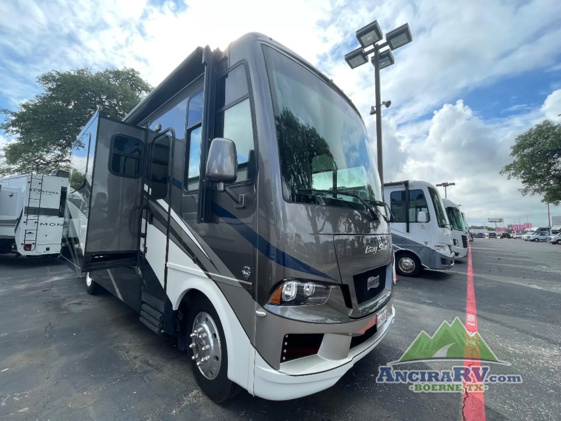 2020 Newmar Bay Star 3005 - Photo 2