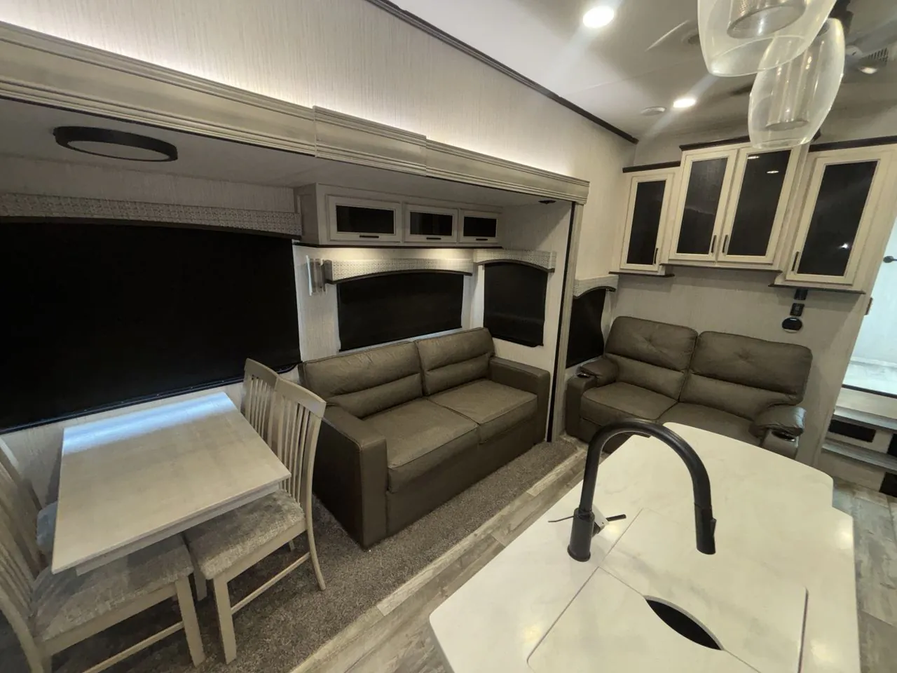2023 Forest River Sandpiper Luxury 388BHRD — Photo 7