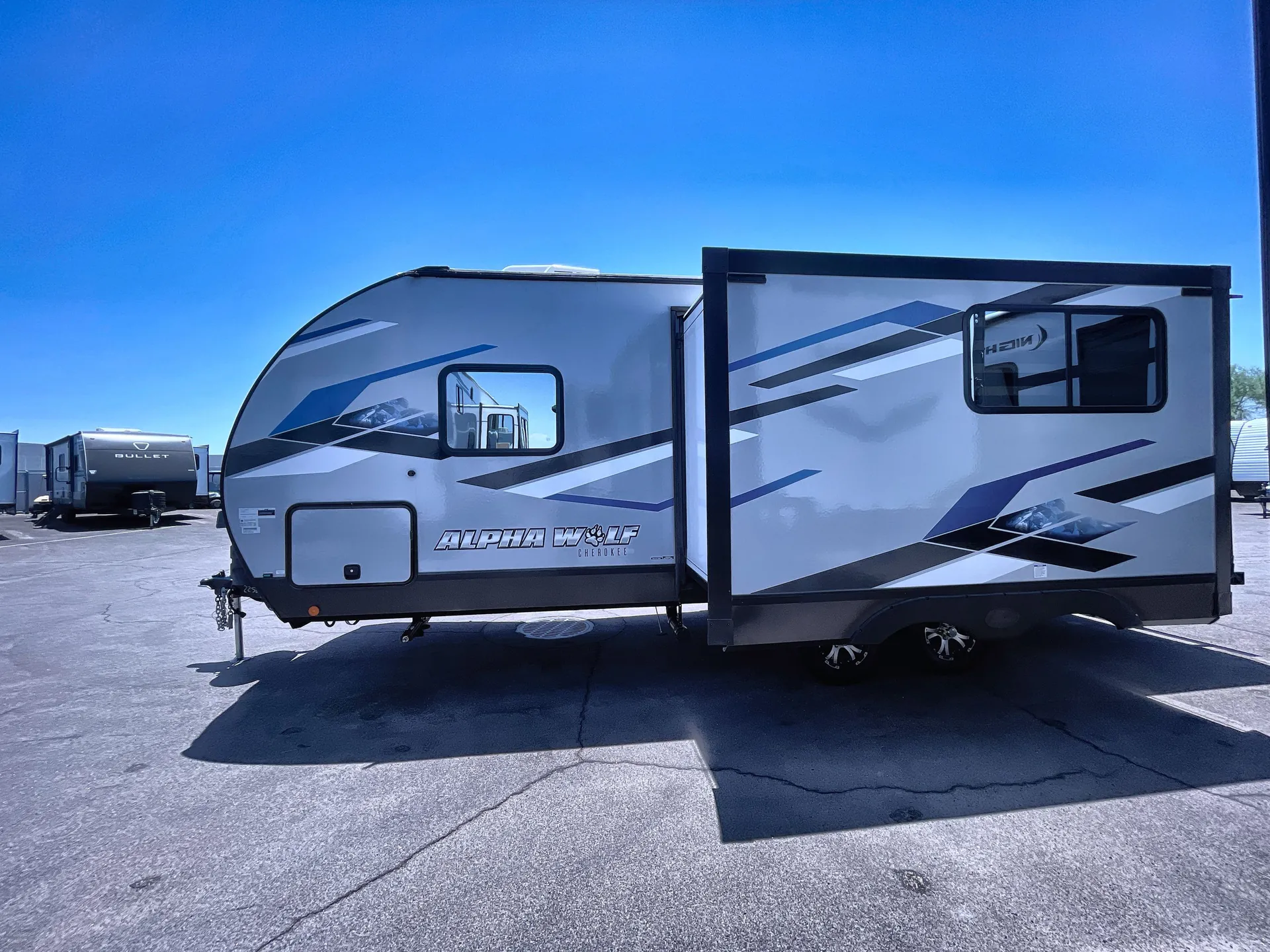 2023 Forest River Cherokee Alpha Wolf 22SW-L — off campside