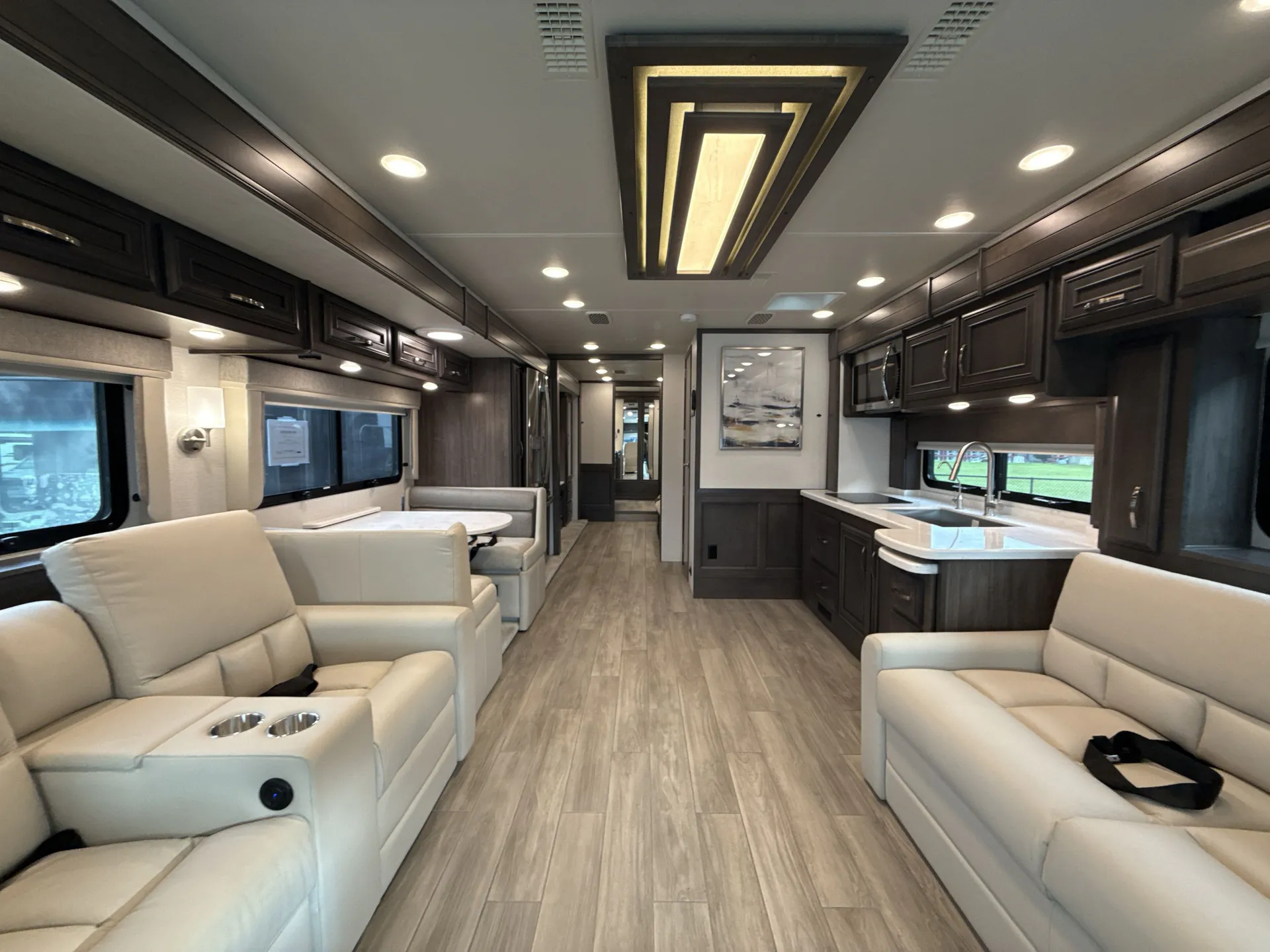 2025 entegra coach Reatta Xl 40Q2 — living area main