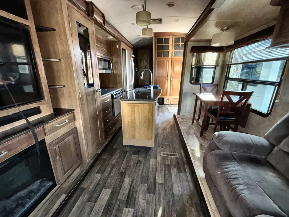 2016 Keystone Montana 3721RL - Photo 4
