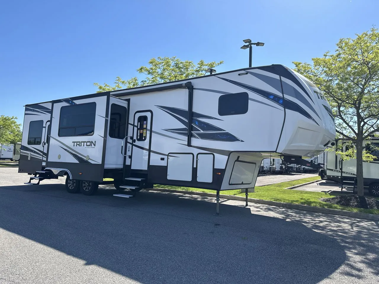 2018 Dutchmen Voltage Triton 3351 - Photo 2