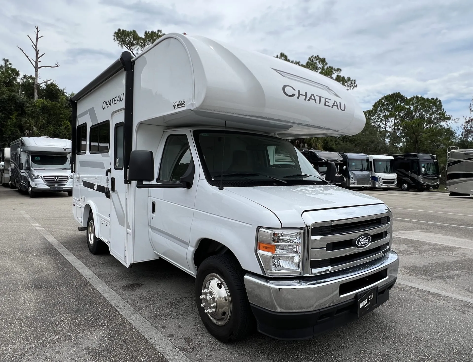 2026 Thor Motor Coach Chateau 19Z - Photo 2
