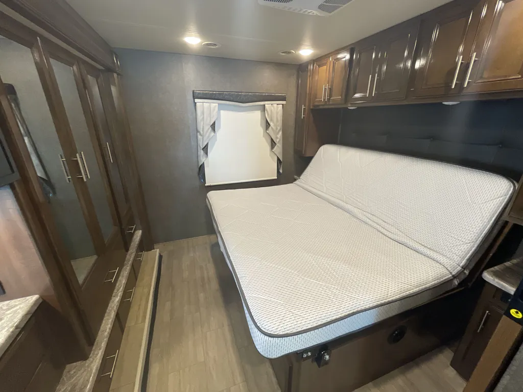 2020 Thor Motor Coach Challenger 35MQ, Photos photo 14
