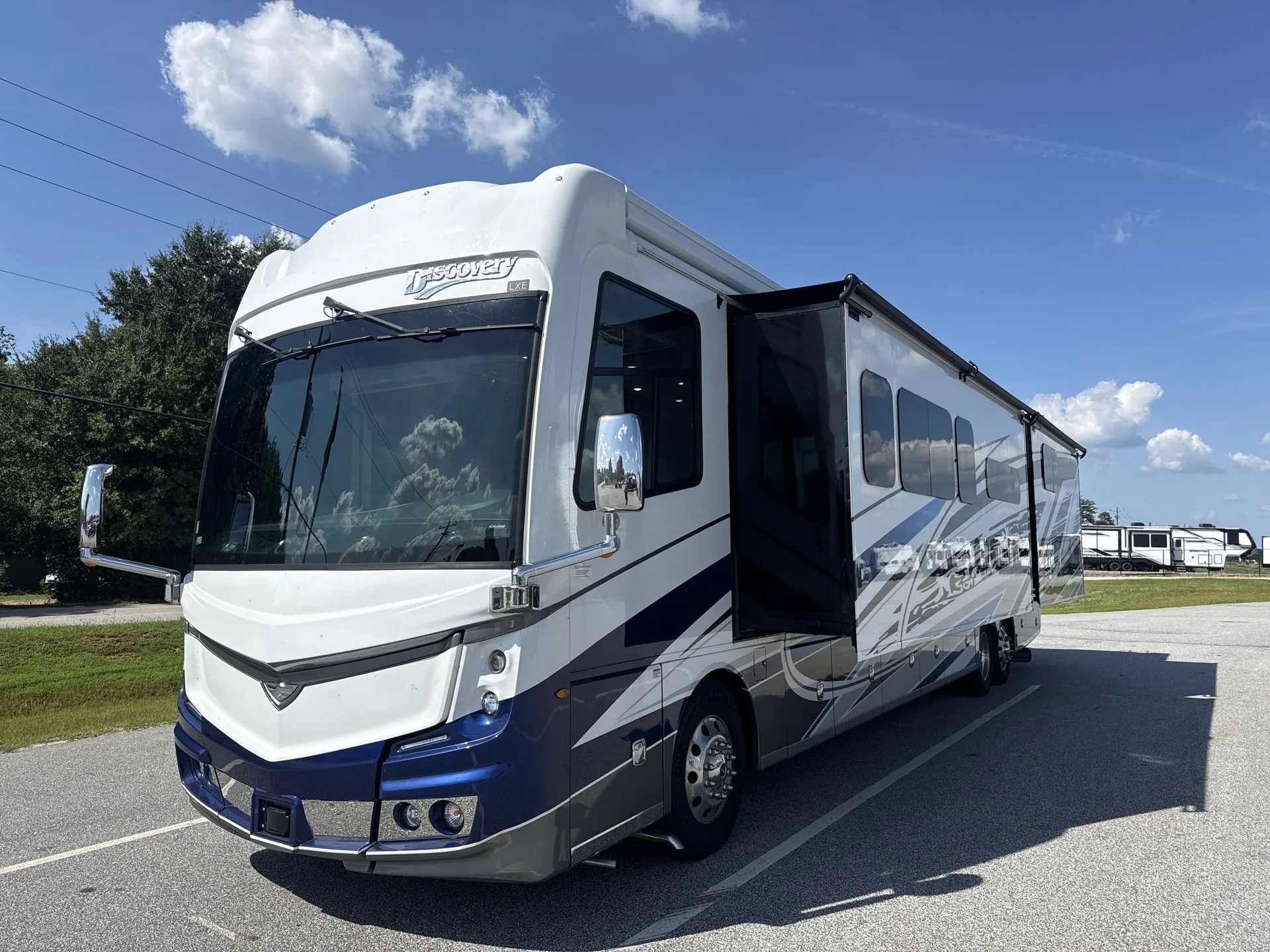 2026 Fleetwood Discovery LXE 44S - Photo 4