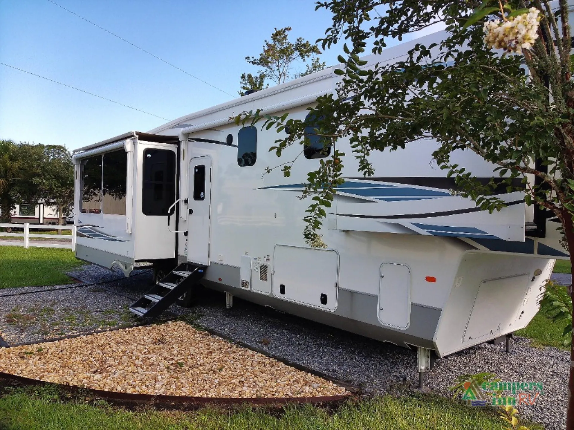 2022 Palomino Columbus 383FB - Photo 3