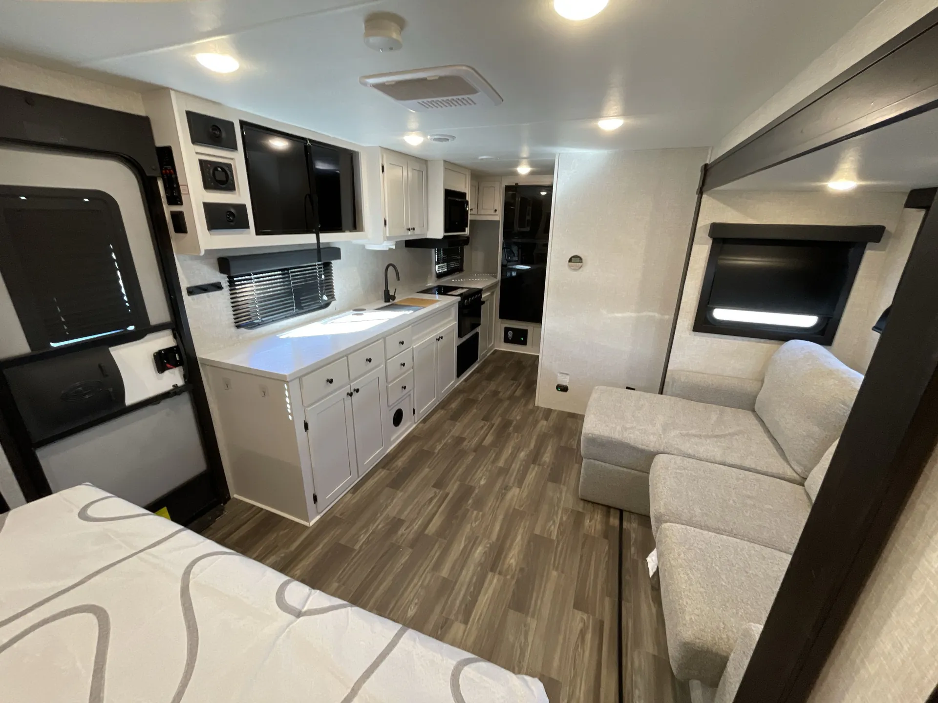 2024 Highland Ridge Range Lite 189RG — living area main