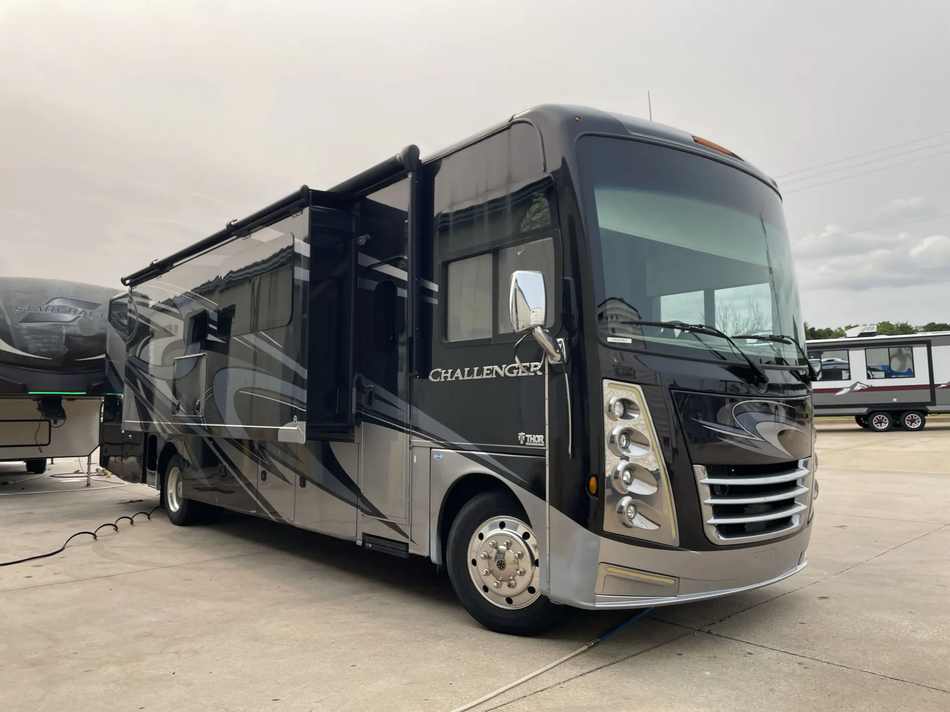 2021 Thor Motor Coach Challenger 37YT - Photo 2