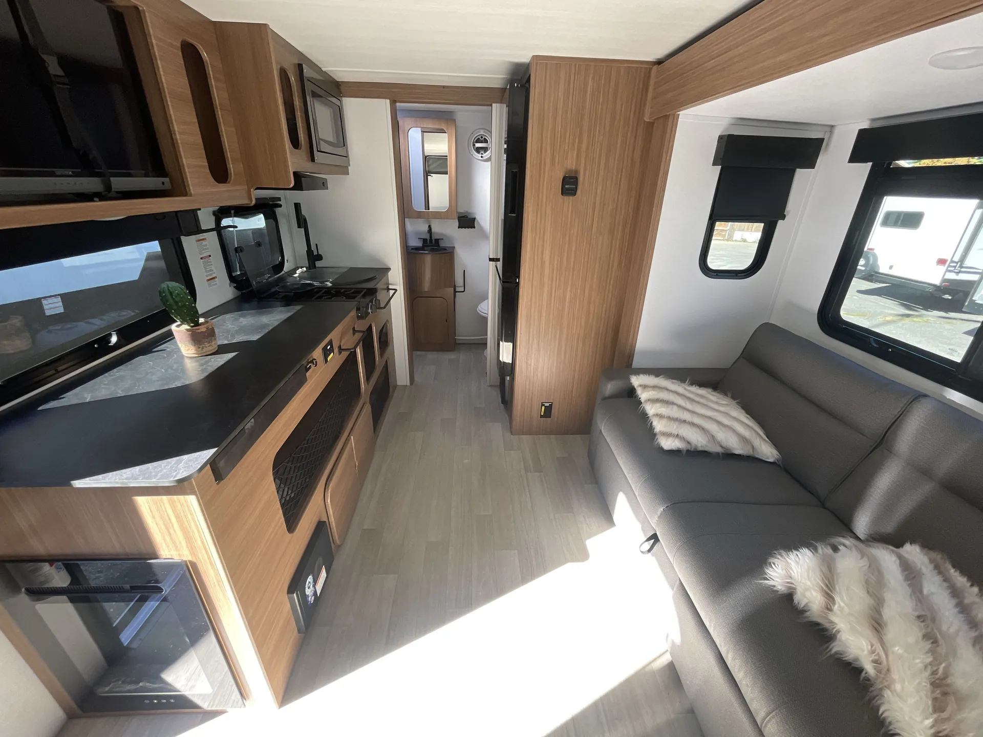 2025 Keystone Reign 18RB — living area main