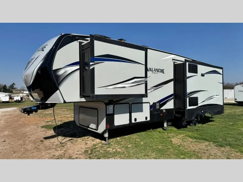 2017 Keystone Avalanche 320RS - Photo 3