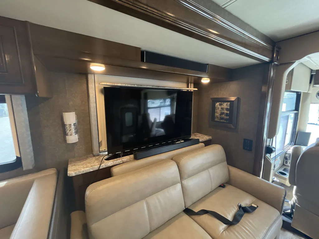 2020 Thor Motor Coach Challenger 35MQ, Photos photo 13