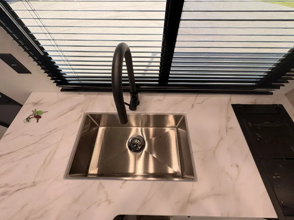 2027 East to West Della Terra 280BH, Photos photo 6