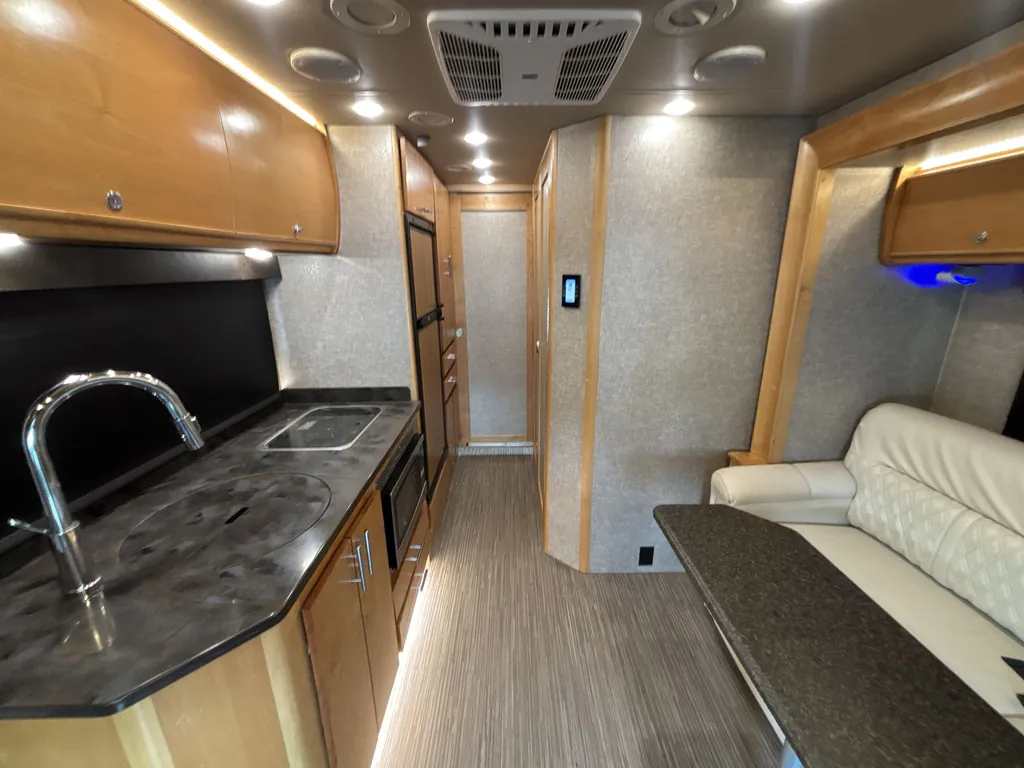 2017 Tiffin Wayfarer 24 QW, Photos photo 3