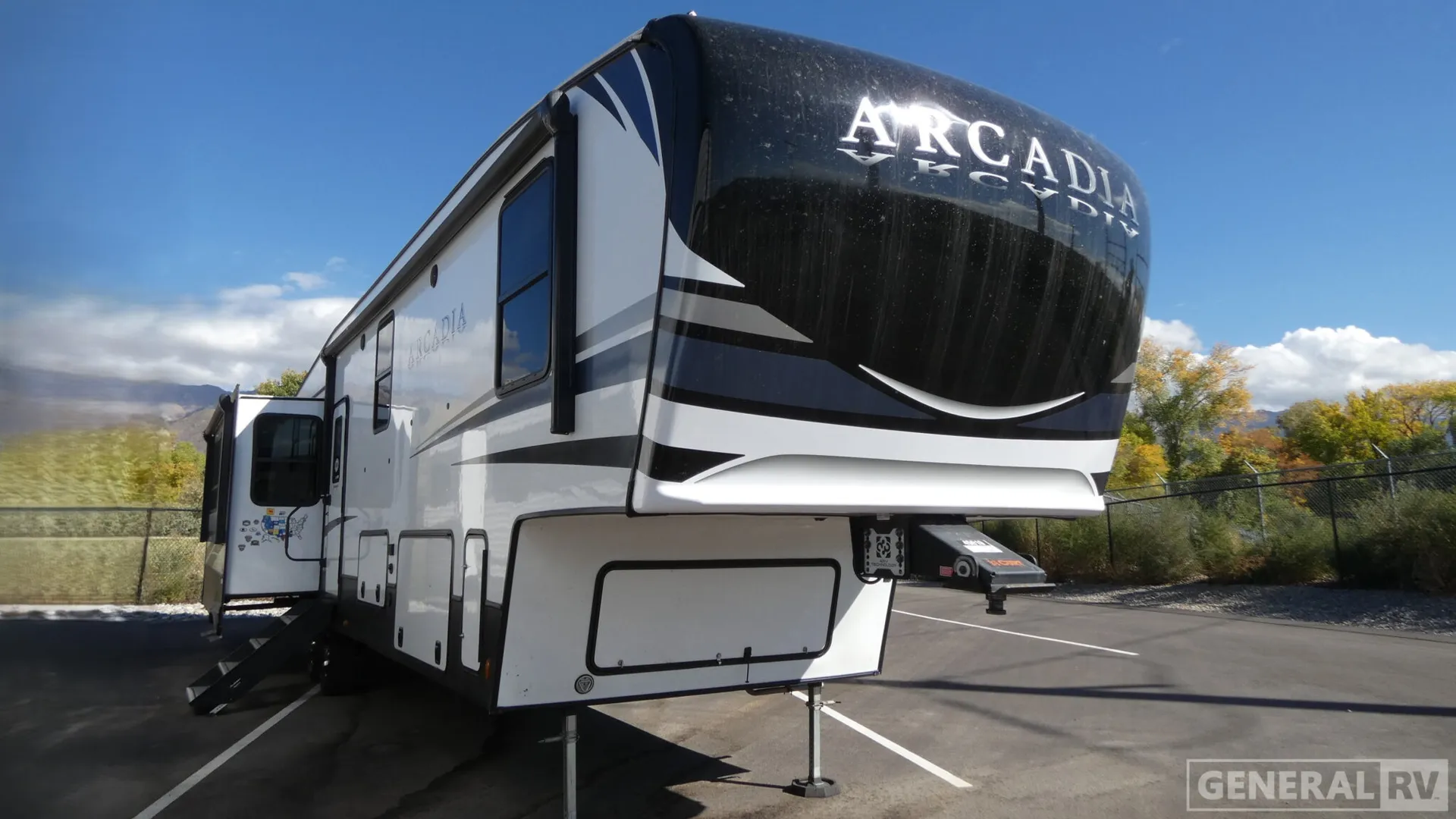 2023 Keystone Arcadia 3550MB - Photo 2