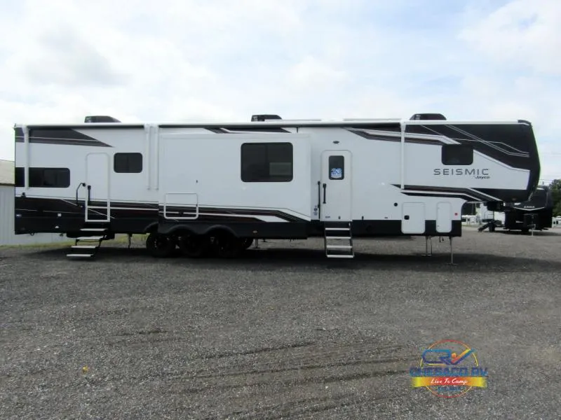 2026 Jayco Seismic 399 - Photo 3