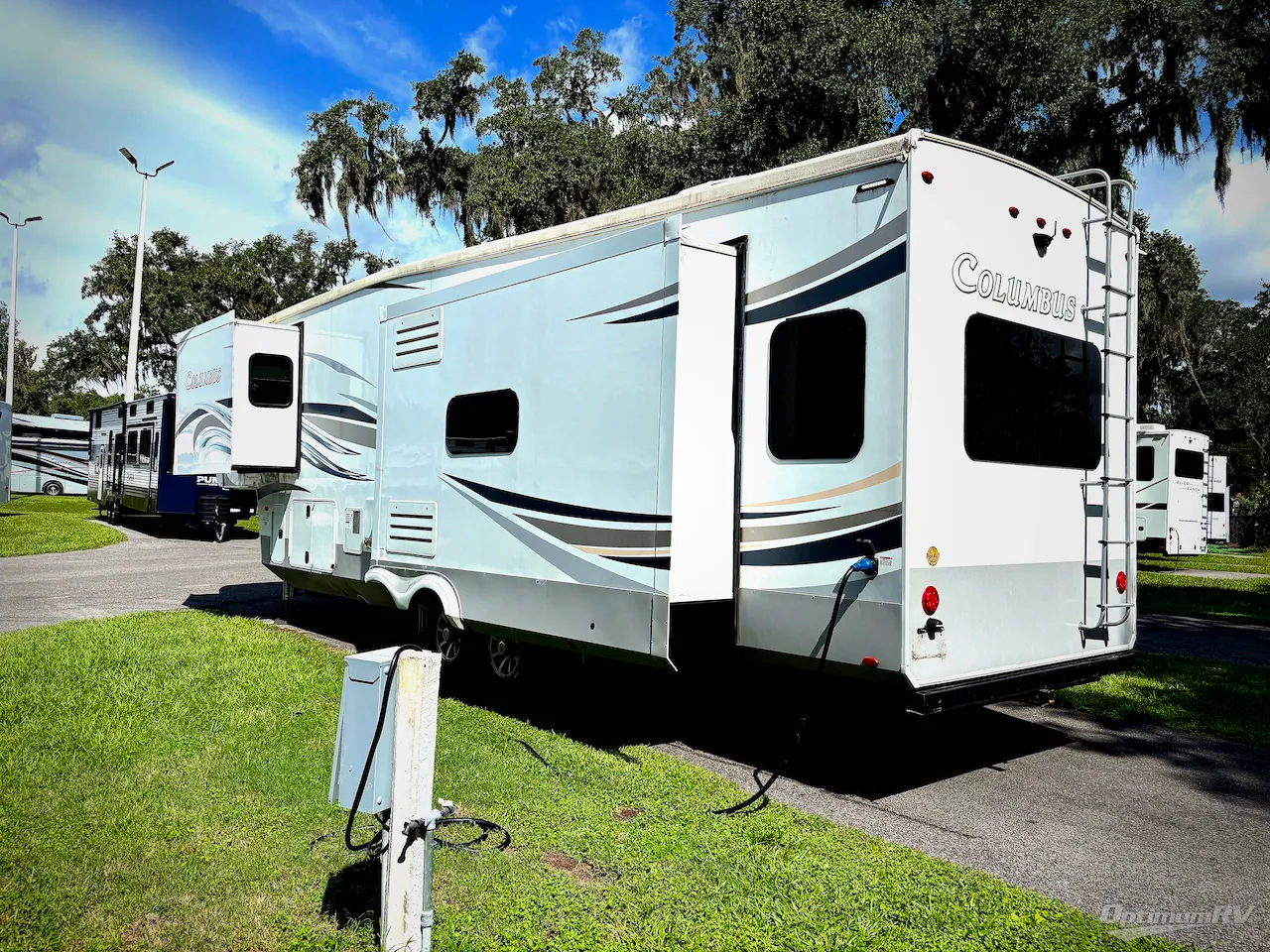 2020 Palomino Columbus 329DV dealer photo 3 from Optimum RV