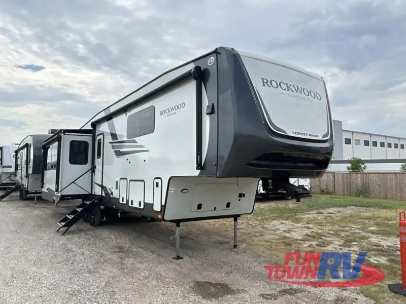2026 Forest River Rockwood Signature 401SFB - Photo 2