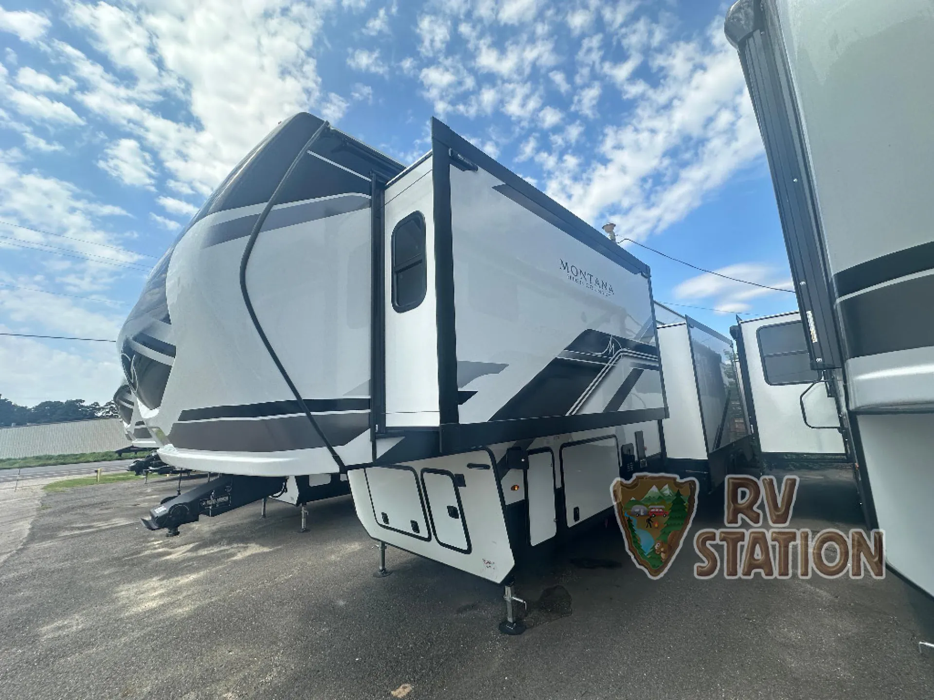 2025 Keystone Montana High Country 389BH - Photo 4