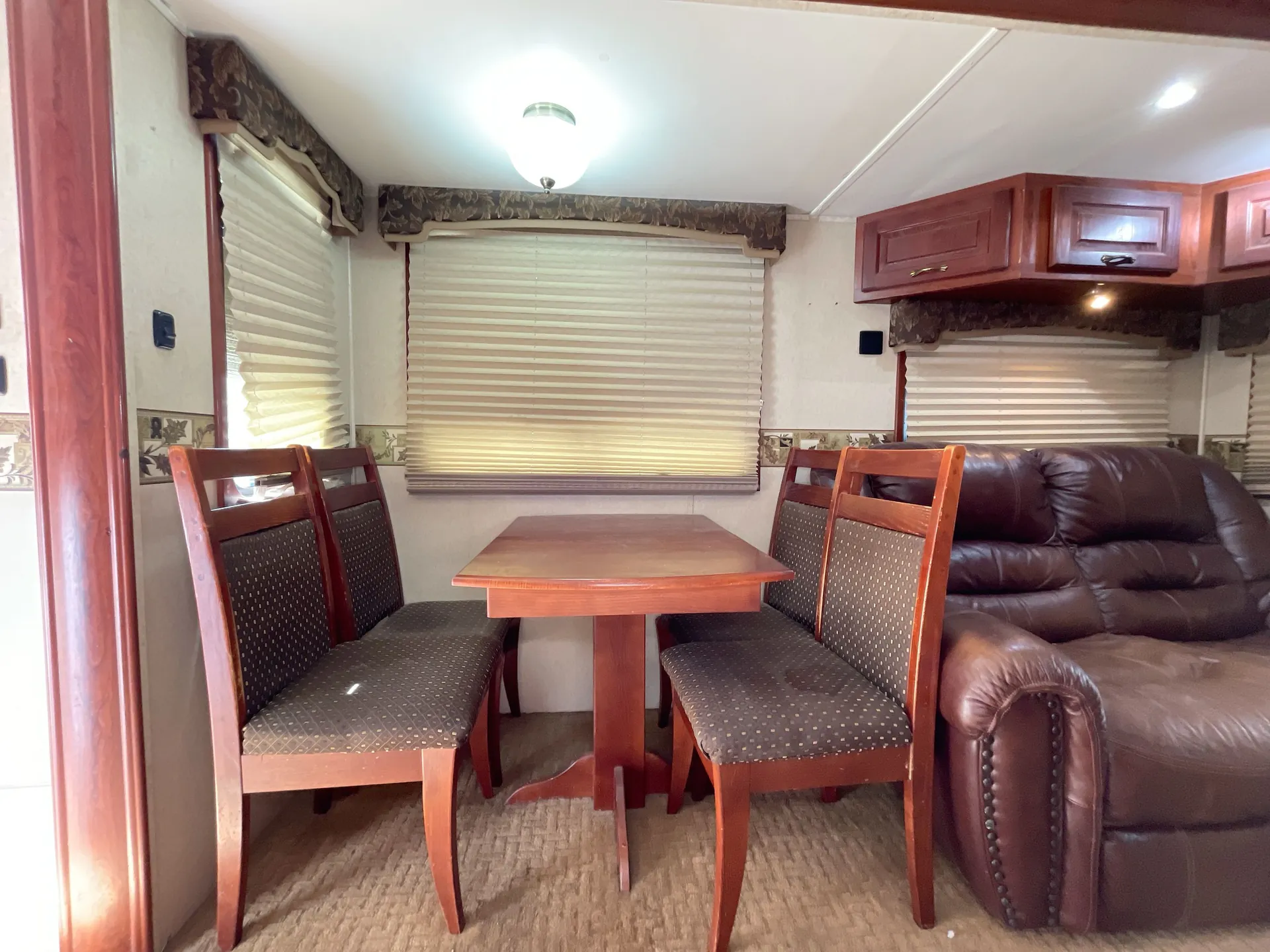 2009 Carriage Cameo 35FD3 — living area main