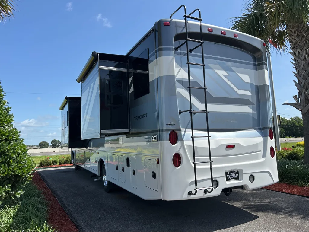 2027 Jayco Precept 36C - Photo 4