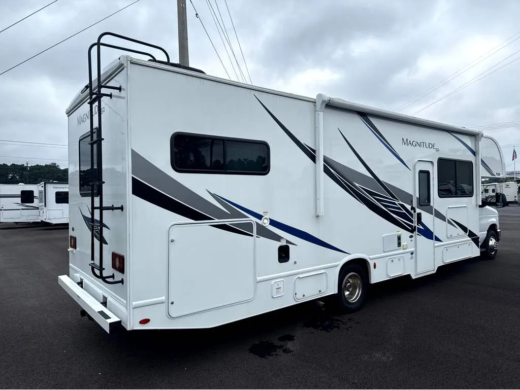 2025 Thor Motor Coach Magnitude GA31 - Photo 4