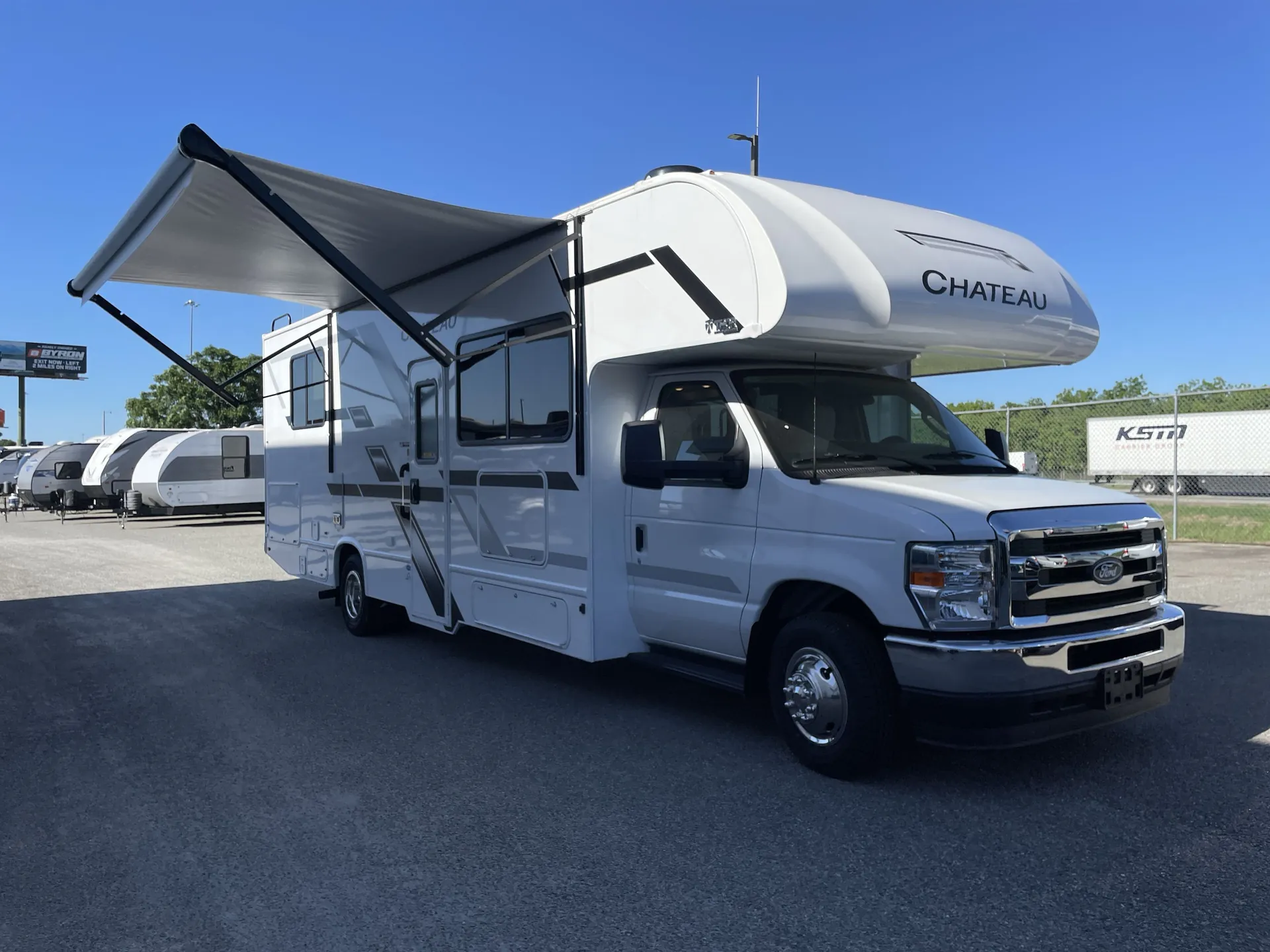 2026 Thor Motor Coach Chateau 28Z - Photo 2