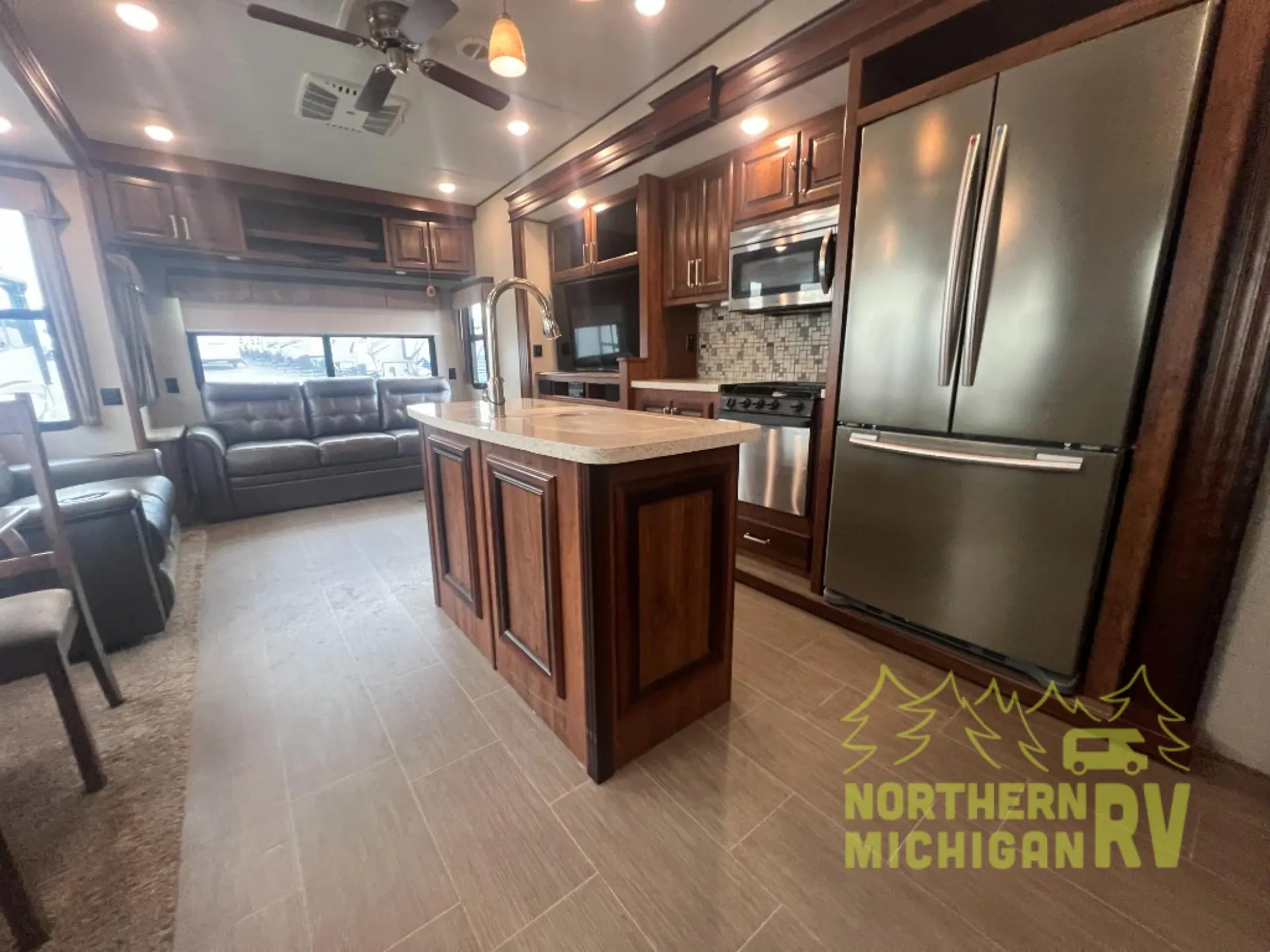 2018 Keystone Avalanche 321RS - Photo 3