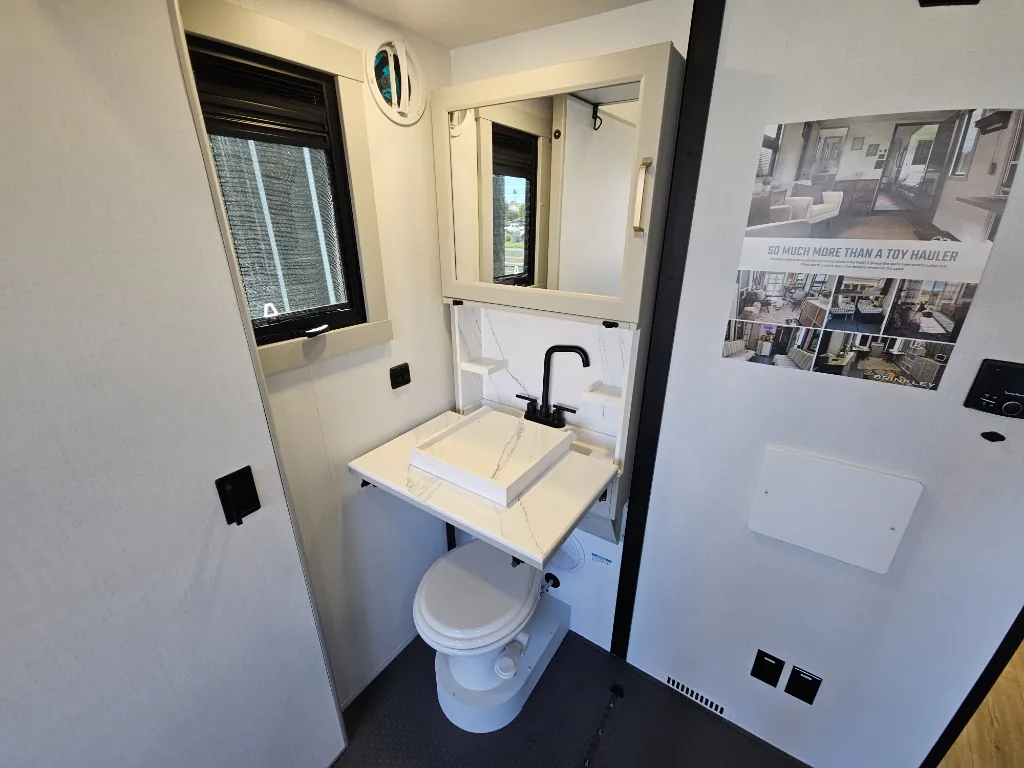 2026 Brinkley Model G 3950, Bathroom photo 5
