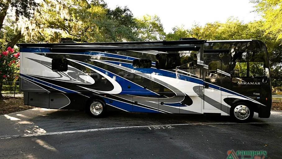 2022 Thor Motor Coach Miramar 35.2 - Photo 3