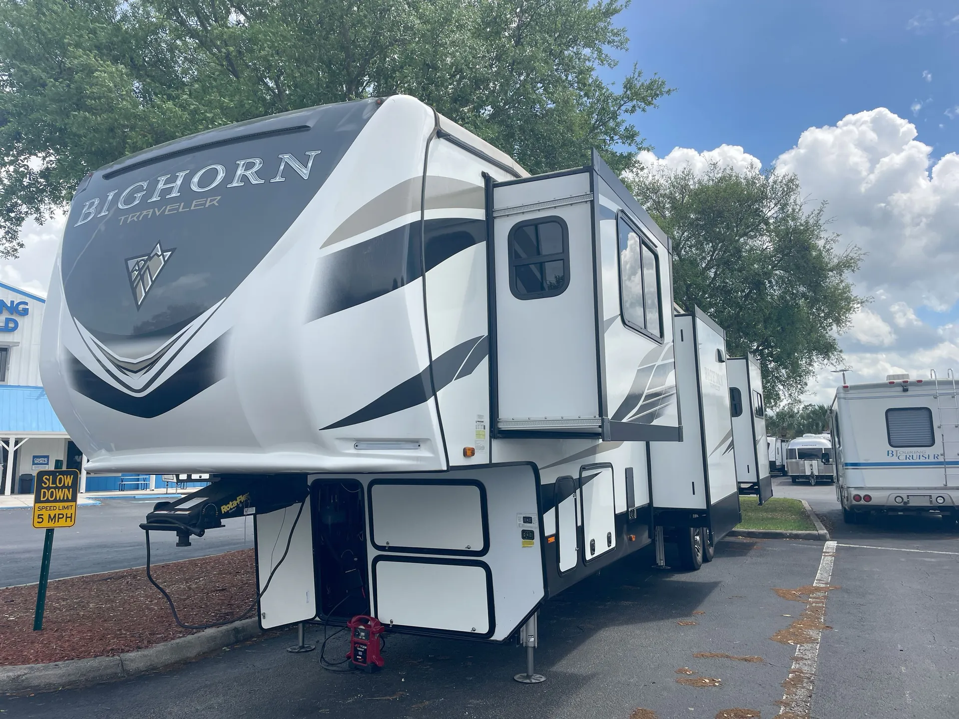 2022 Heartland Bighorn Traveler 38FL - Photo 2