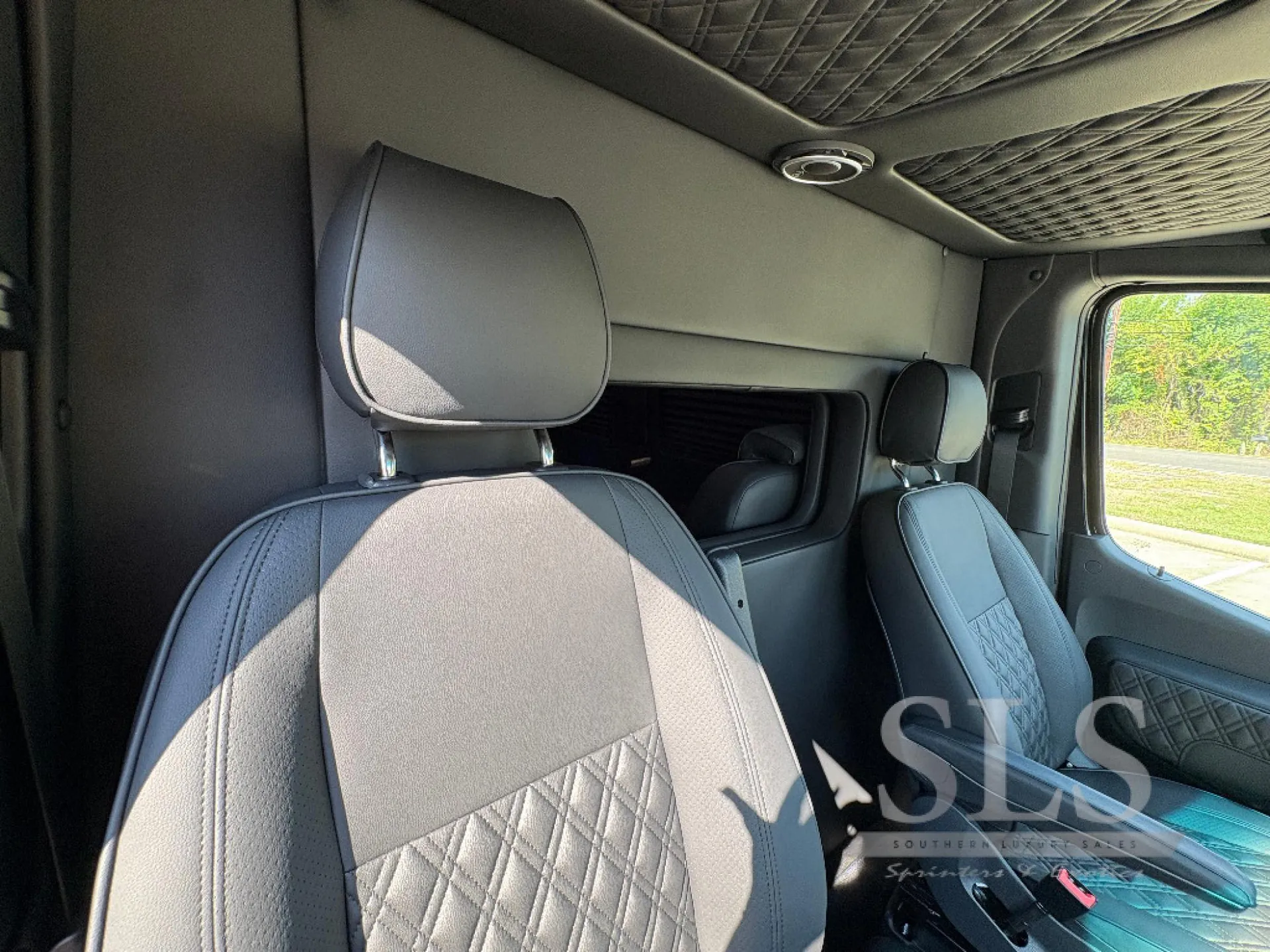 2027 OGV Luxury Coach V-Drive 10RJ - Photo 3