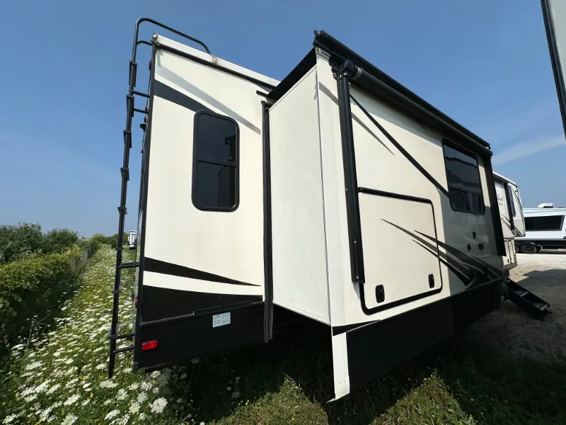 2021 Forest River Cardinal Limited 383BHLE — Photo 5