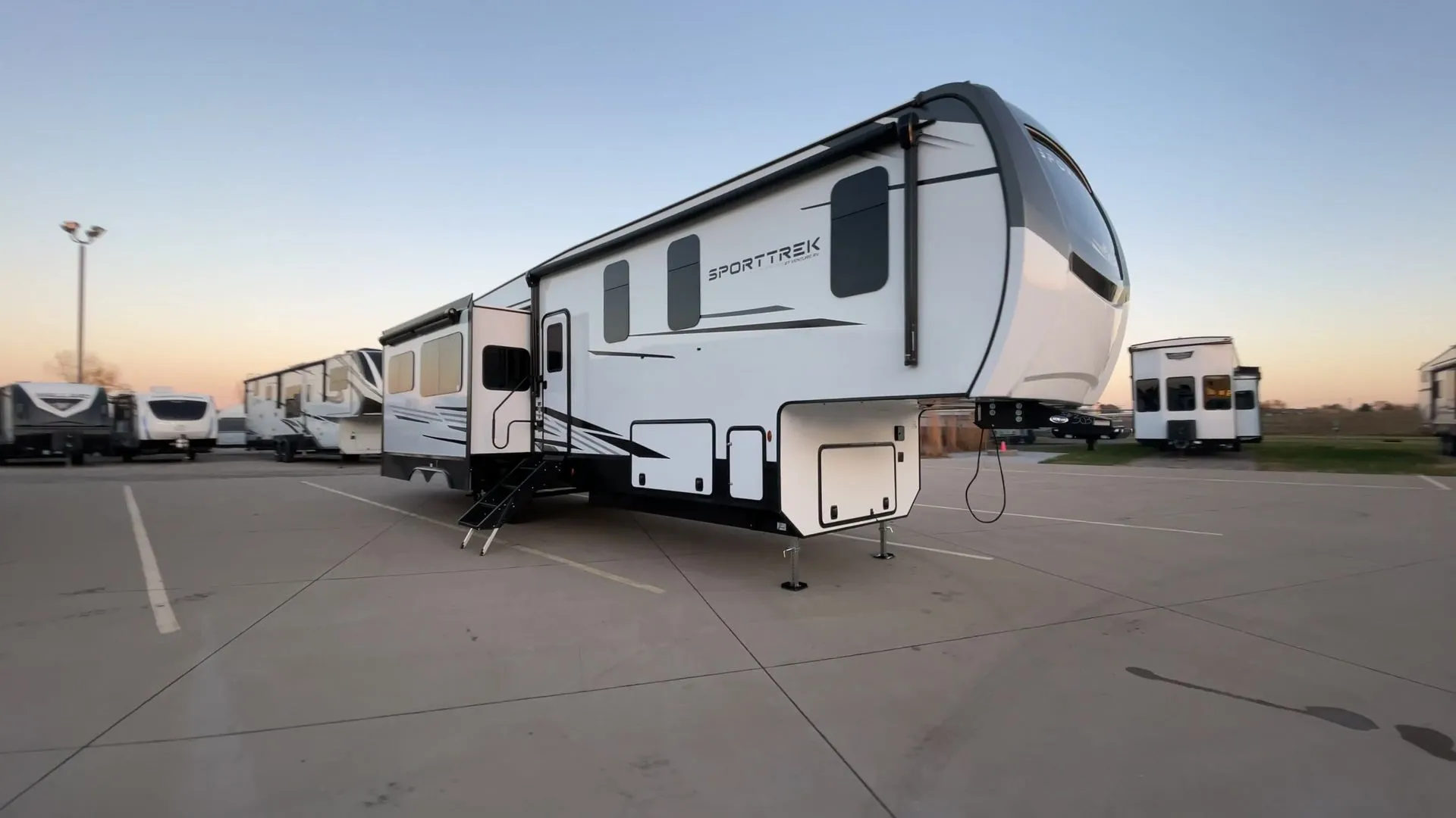 2026 Venture RV SPORTTREK TOURING EDITION FW 354VBH - Photo 3