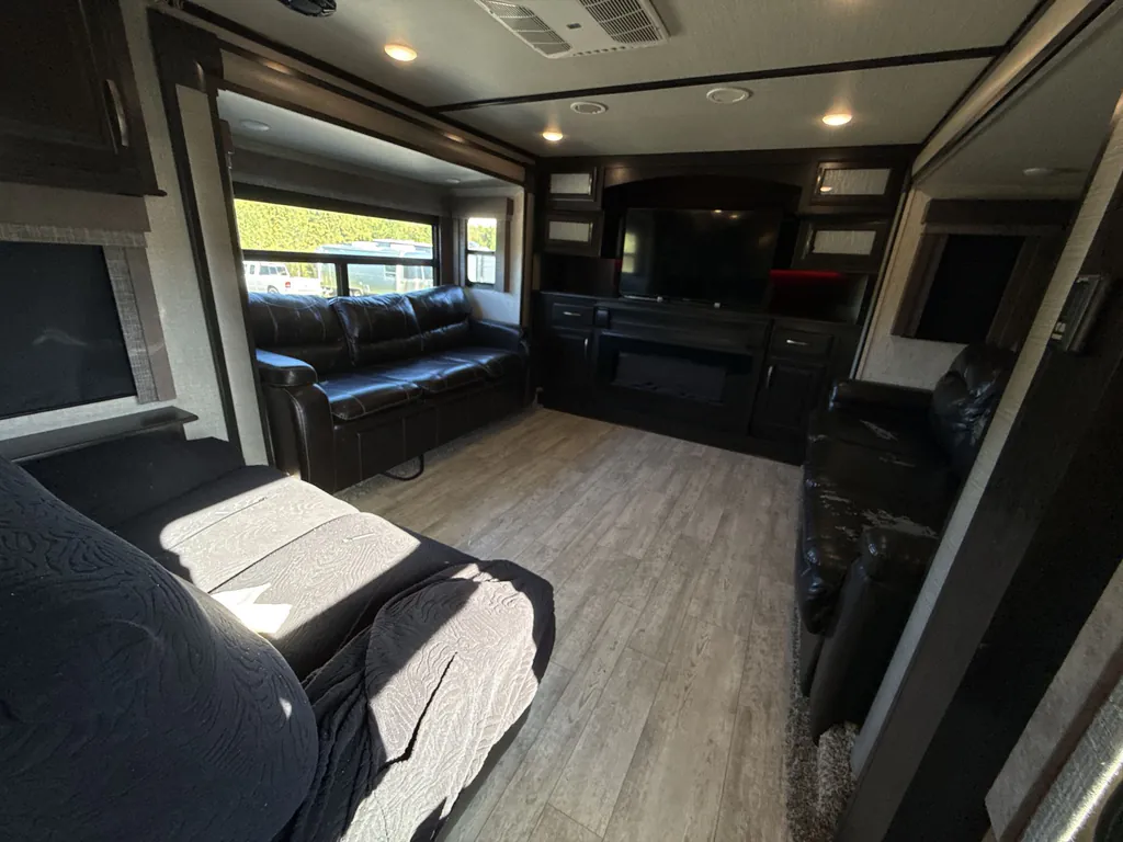 2018 Grand Design Momentum 376TH, Photos photo 19