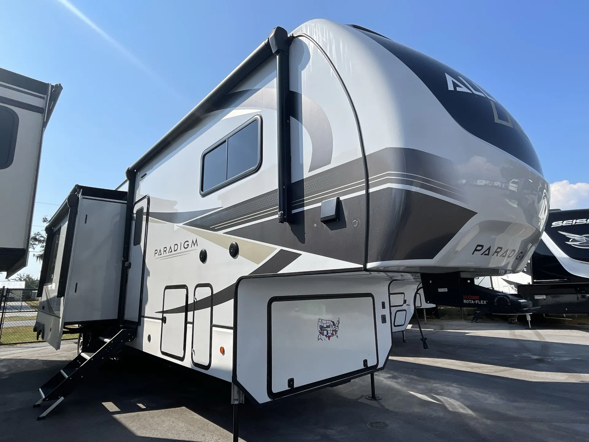2024 Alliance RV Paradigm 395DS - Photo 2