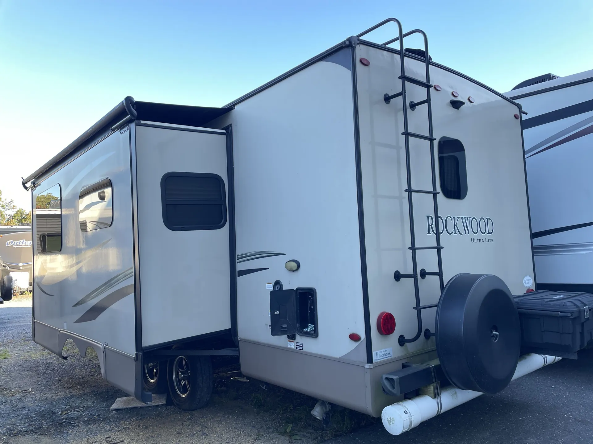 2019 Forest River Rockwood Ultra Lite 2606WS — campside